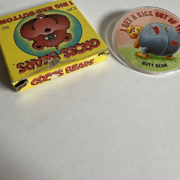 1985 Topps Gross Bears BUTT BEAR Vintage Big Bad Button Pin Garbage Pail Kids - Picture 4 of 6